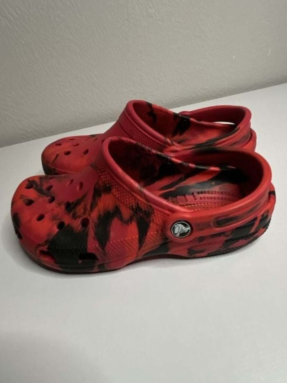 Crocs Classic Clog Red and Black Marble Print Unisex Shoes m4 w6